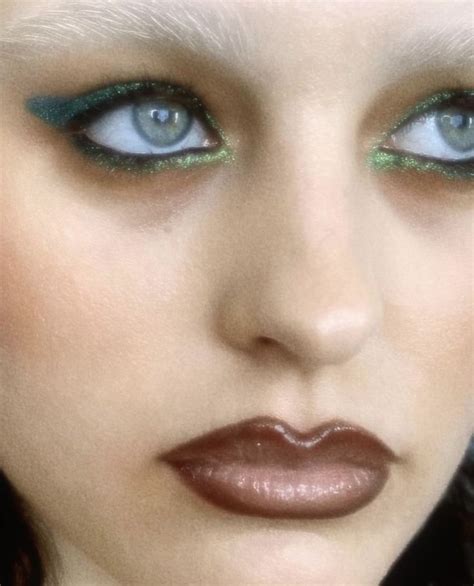 Pin de Christopher Miles en Y2K makeup | Maquillaje bonito, Maquillaje ...