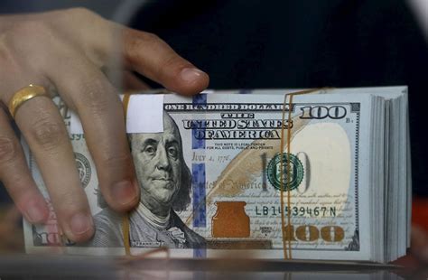 Americký dolar letos oslabil nejvíc od roku 2003. Trumpovy sliby ...