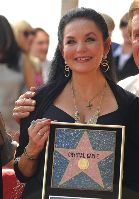 Crystal Gayle Net Worth - Wiki, Age, Weight and Height, Relationships