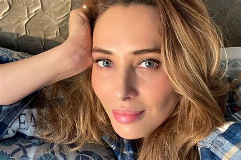iulia vantur   pozat langa ricky martin costi ionita   abtinut