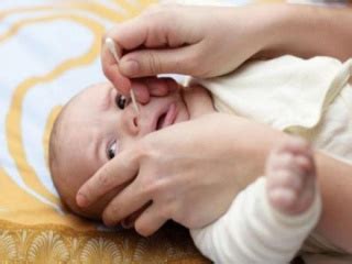 Как почистить носик новорожденному грудничку от козявок: рекомендации и ...