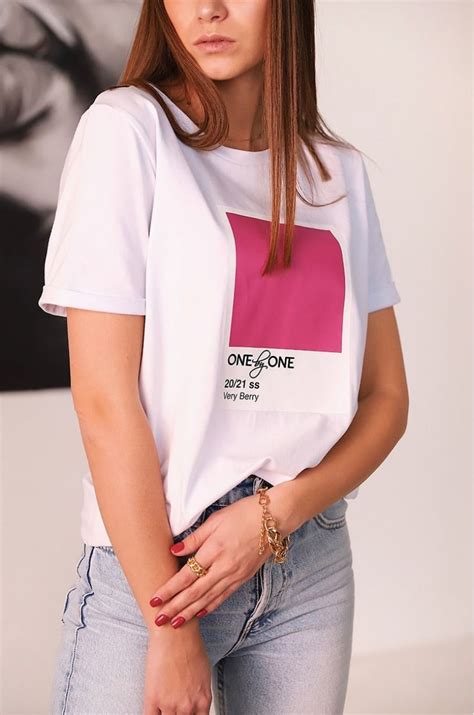 Белая футболка с ярким принтом Pantone Very Berry / Spring style – t ...