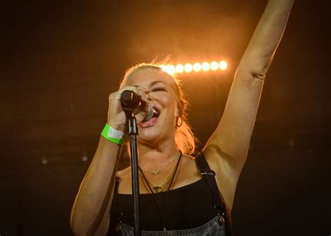 JANI LANE’S LITTLE GIRL … Maddi Lane Sings “Heaven” at Her First Ever