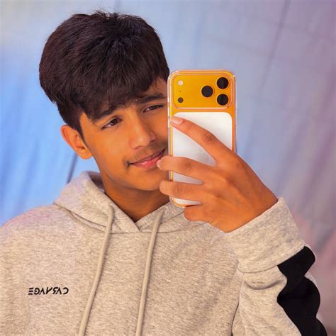 post  aslam roshan