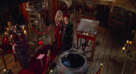 Hocus Pocus: Inside the Houses of the 1993 Disney Classic! (PHOTOS ...