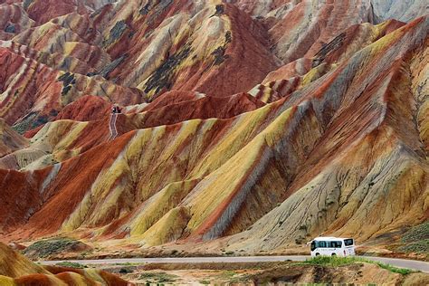 รูปว่ายน้ำอย่างมีความสุขใน Danxia พื้นหลัง, จางเย่, มีสีสัน, แดนเซี่ย ...