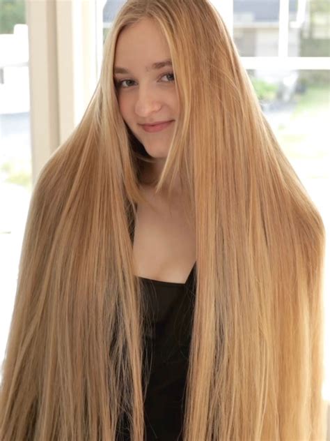 VIDEO - Her perfect blonde hair is art!