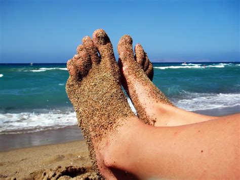 Fotos De Pés Na Praia - Pés na areia na praia foto de stock. Imagem de pés, relaxamento - 23727706