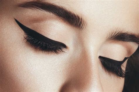 Should Eyeliner Be Thick Or Thin? [A Complete Guide]