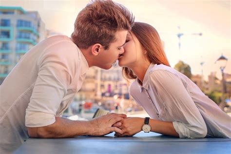 Поцелуи: чем мы рискуем и что получаем?