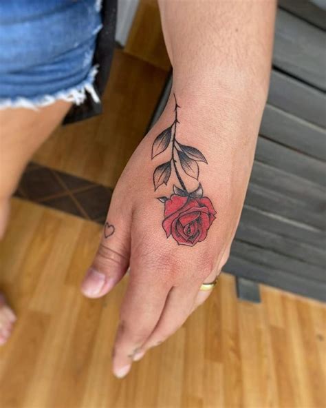 Tatuagem De Rosa Na Mao Feminina - Tatuagem rosa na mão: 40 ideias incríveis e cheias de significados