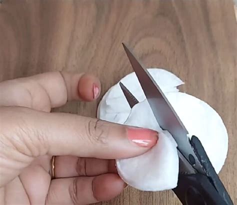 Easy to Make DIY Eye Patches With Turmeric | Upstyle