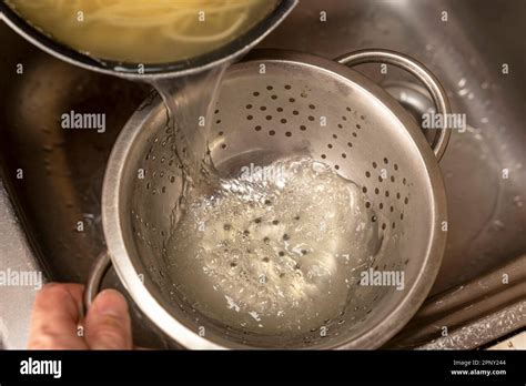 colander  fresh cooked spaghetti  kitchen stock photo alamy