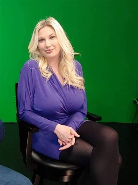 Huge tits teacher : r/2busty2hide