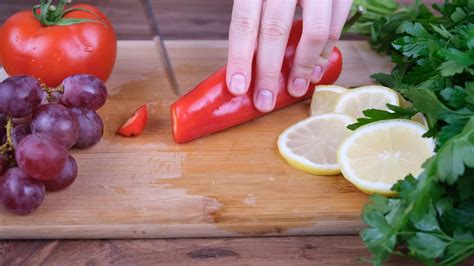 cutting red pepper 23358913 Stock Video at Vecteezy