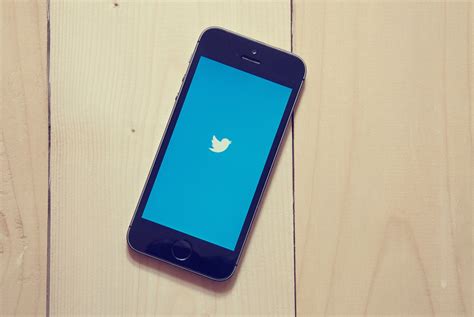 prominent twitter accounts compromised   party app twitter
