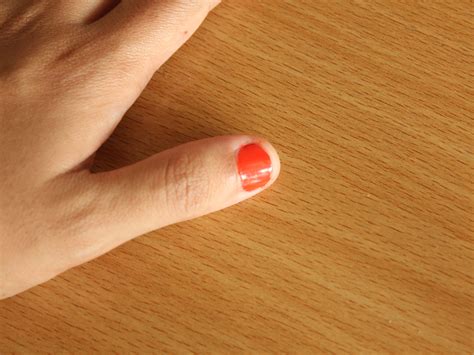 Как стереть лак для ногтей с кожи