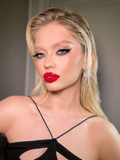 Макияж с красной помадой | Red lip makeup, Eye makeup, Makeup looks