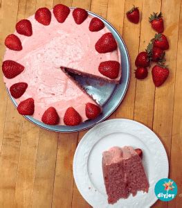 This Strawberry Squirt Cake Recipe is Too Good to Miss! - 6h41oiw
