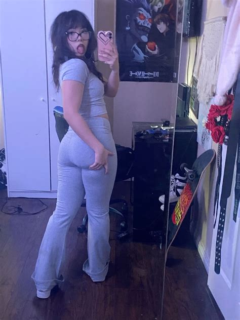 All grey outfit, grey leggings and shirt, latina makeup glasses in 2025