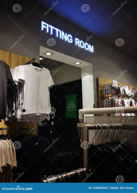 Clothing Stores For Fitting Rooms