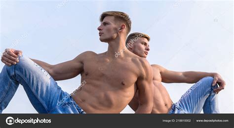 Мужчины сильный мускулистый спортсмен бодибилдер расслабляющий ...
