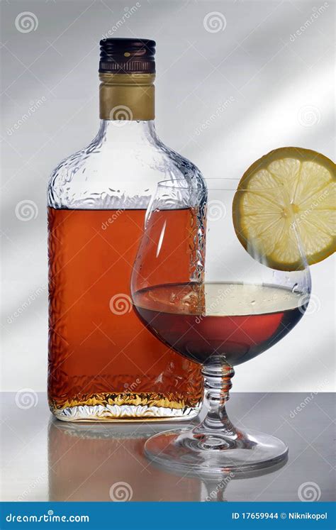 Amaretto (Alkohol) stockfoto. Bild von zitrone, kompliziert - 17659944