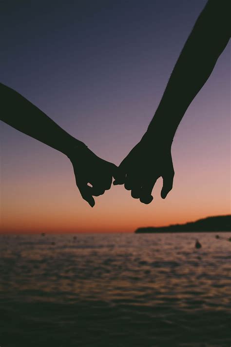 hd wallpaper couple holding hands love romance romantic
