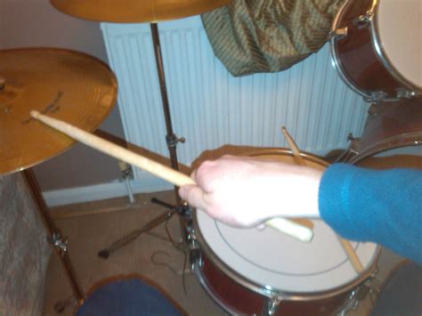 How do I stop my right bicep aching when using the hi hat? : r/drums
