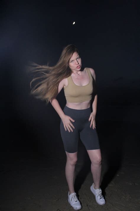 Lauren Ashley - Beach in Los Angeles 11/26/2020 • CelebMafia