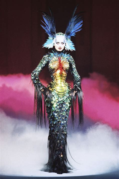 茵: Thierry Mugler
