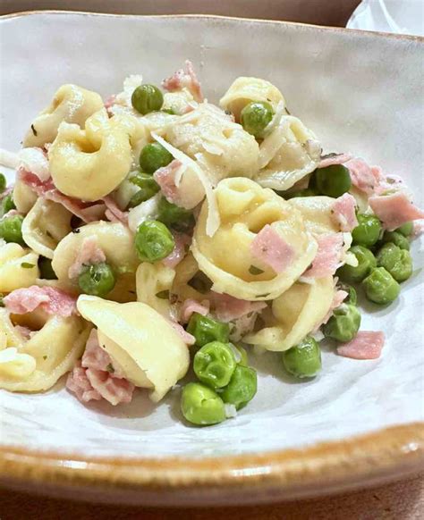 Tortellini mit Schinken, Erbsen, Sahnesauce – weiss & schwarz