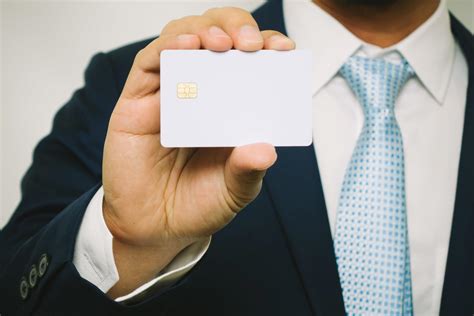 Man holding holding blank credit card 10098836 Stock Photo at Vecteezy