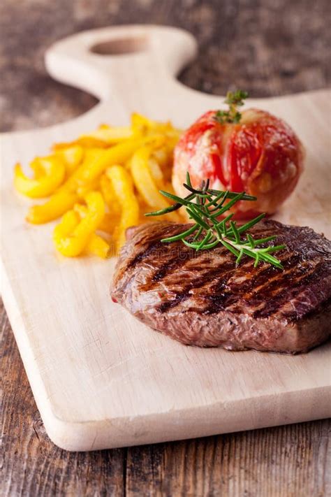 Filete De La Carne En El Tablero De Madera Foto de archivo - Imagen de ...