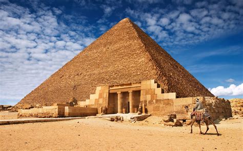 Tourism In Egypt: Pyramids of Giza