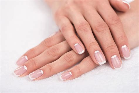 Как се прави френски маникюр с гел лак? - Nailsbg
