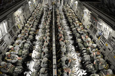 File:82nd Airborne paratroopers in a C-17.jpg - Wikimedia Commons