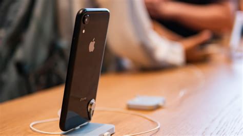 millions  iphone owners warned   bug exposes privacy fix