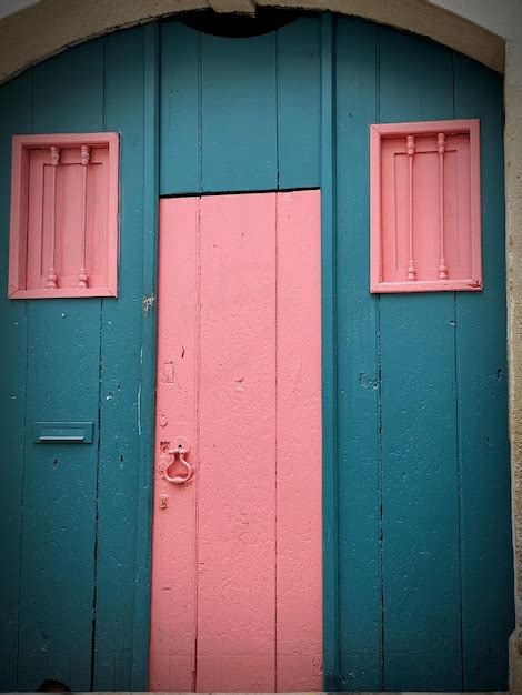 Premium Photo | Knock on the door