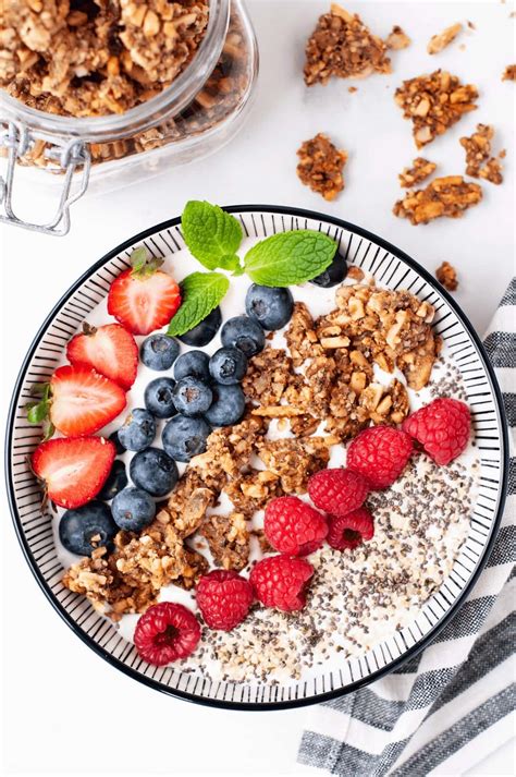 Vanilla Greek Yogurt With Granola