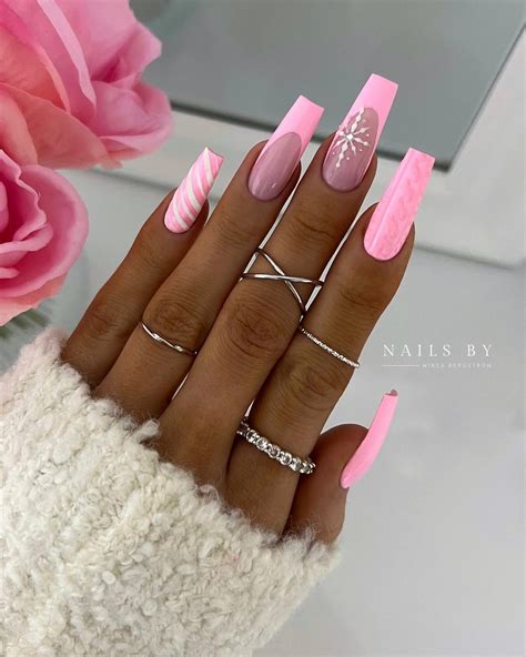 Celebrate with 30 Christmas Coffin Nail Ideas in 2024