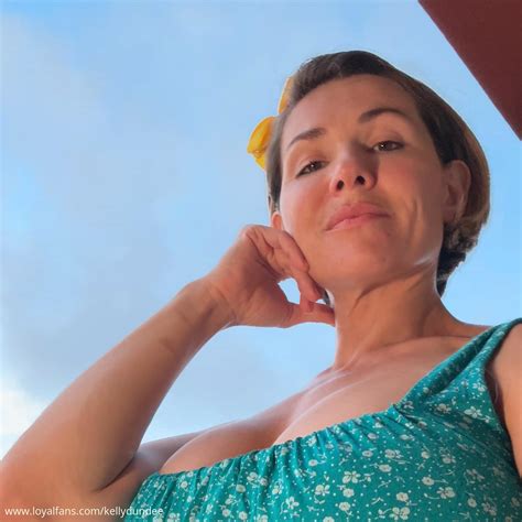 Fans explain kelly mcguinness and her unique creative style