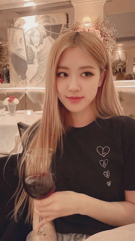 ᗷᗩᑎGTᗩᑎᑭIᑎK IᑎSTᗩGᖇᗩᗰ | Blackpink rose, Celebridades, Lisa blackpink ...