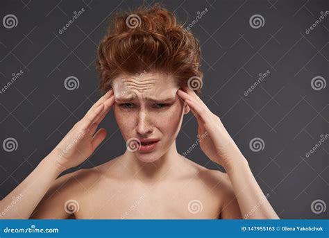 Muchacha Pelirroja Trastornada Con Las Pecas Que Tienen Dolor De Cabeza ...