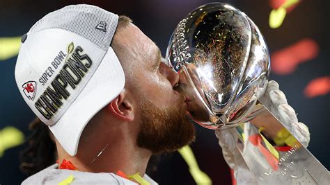Jason Kelce Sends Hilarious Message to Travis Kelce [WATCH]