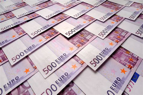 Βρήκαν χαρτονομίσματα των 500 ευρώ πεταμένα σε φράγμα - Aftodioikisi.gr