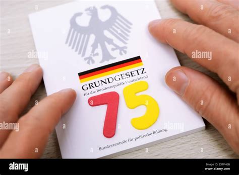 Deutsches Grundgesetz mit der Zahl 75, Symbolfoto 75 Jahre Grundgesetz ...