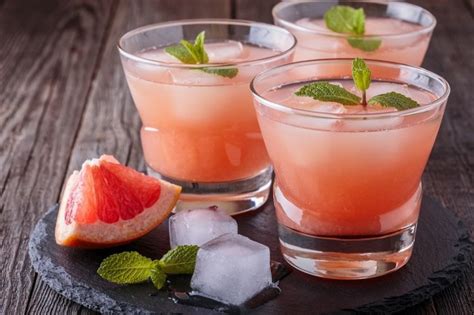 20 популярных рецептов коктейлей с самбукой