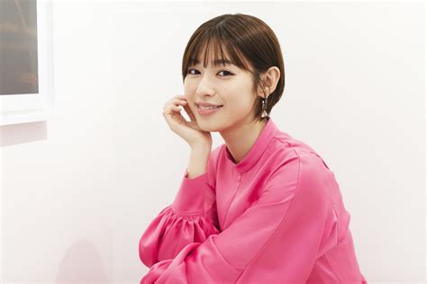 女優・白石聖が初の写真展を開催 今までと違う多彩な表情で魅せる - TOKION