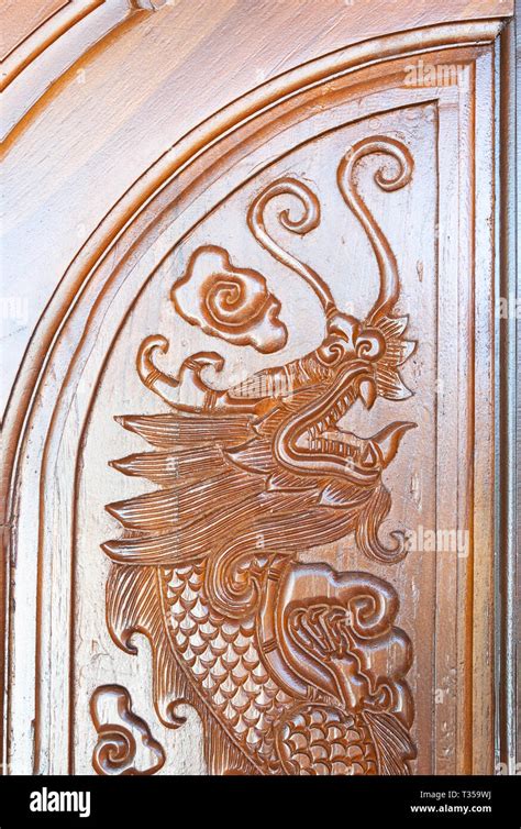 Carved dragon pattern in the traditonal Chinese style on the wooden door Stock Photo - Alamy